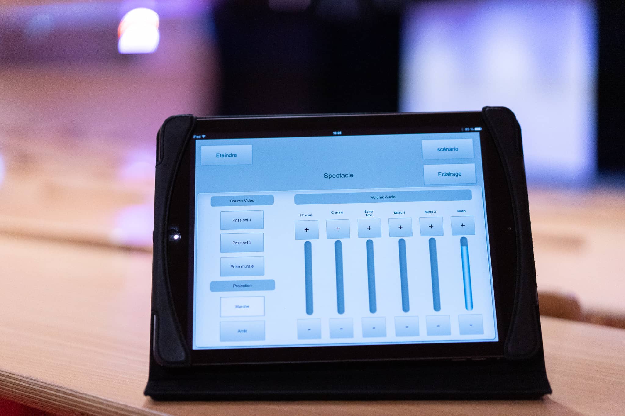 une tablette tactile pour gérer le son et la lumière dans un auditorium
