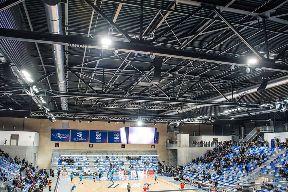 arena-4 Glaz Aréna de Cesson-Sévigné, photo du terrain avec un aperçu sur des enceintes et sur les écrans.