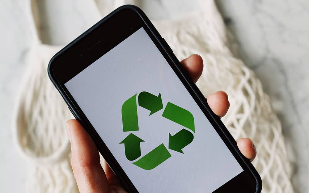 smartphone montrant le logo du recyclage