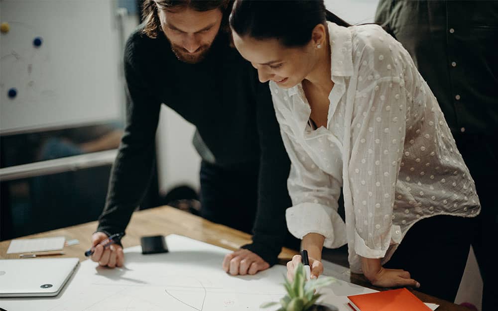 ingénieurs travaillant sur la programmation d’un chantier