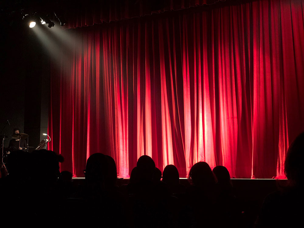 rideau de scène dans une salle de spectacle