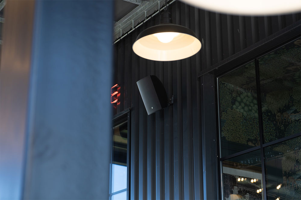 enceinte-exterieur-bar enceinte fixée à l'exterieur du restaurant