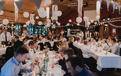 un diner lors d'un mariage en salle polyvalente