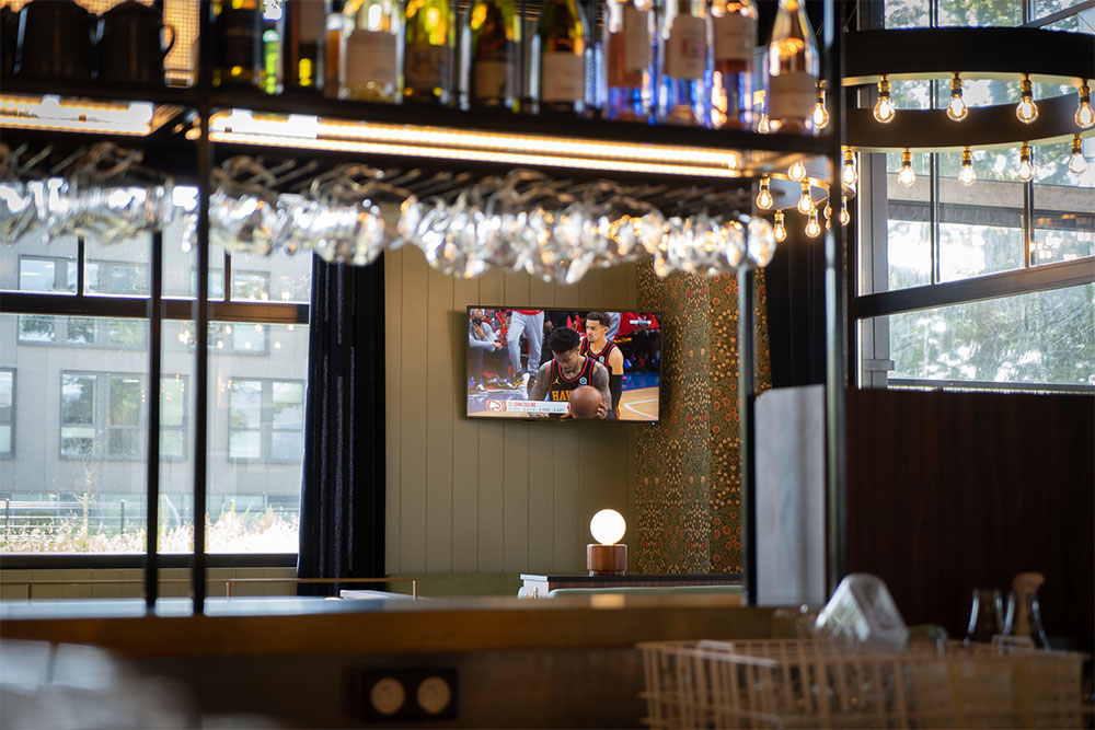 installation-television-cafe-restaurant télévision fixée au mur