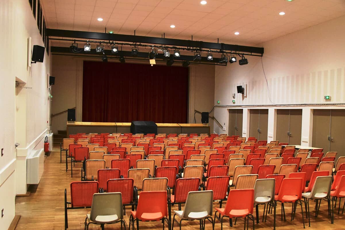 Salle polyvalente équipée de son et de lumière avec une petite scène